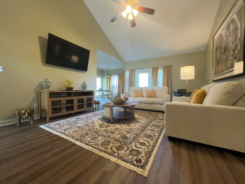 Lovely 3 bedroom, 2 Bath Home in Lake Park near I-75!