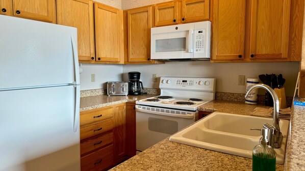 Réfrigérateur, four à micro-ondes, un four, surface de cuisson