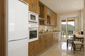 Microwave, dishwasher