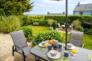 Outdoor dining - Sea Salt, Tenby - Four Bedroom Cottage, Sleeps 8 (Penally)