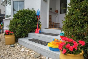 Property grounds - Sea Salt, Tenby - Four Bedroom Cottage, Sleeps 8 (Penally)