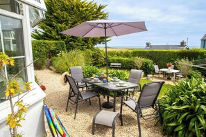 Outdoor dining - Sea Salt, Tenby - Four Bedroom Cottage, Sleeps 8 (Penally)