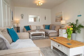 TV, DVD player - Sea Salt, Tenby - Four Bedroom Cottage, Sleeps 8 (Penally)