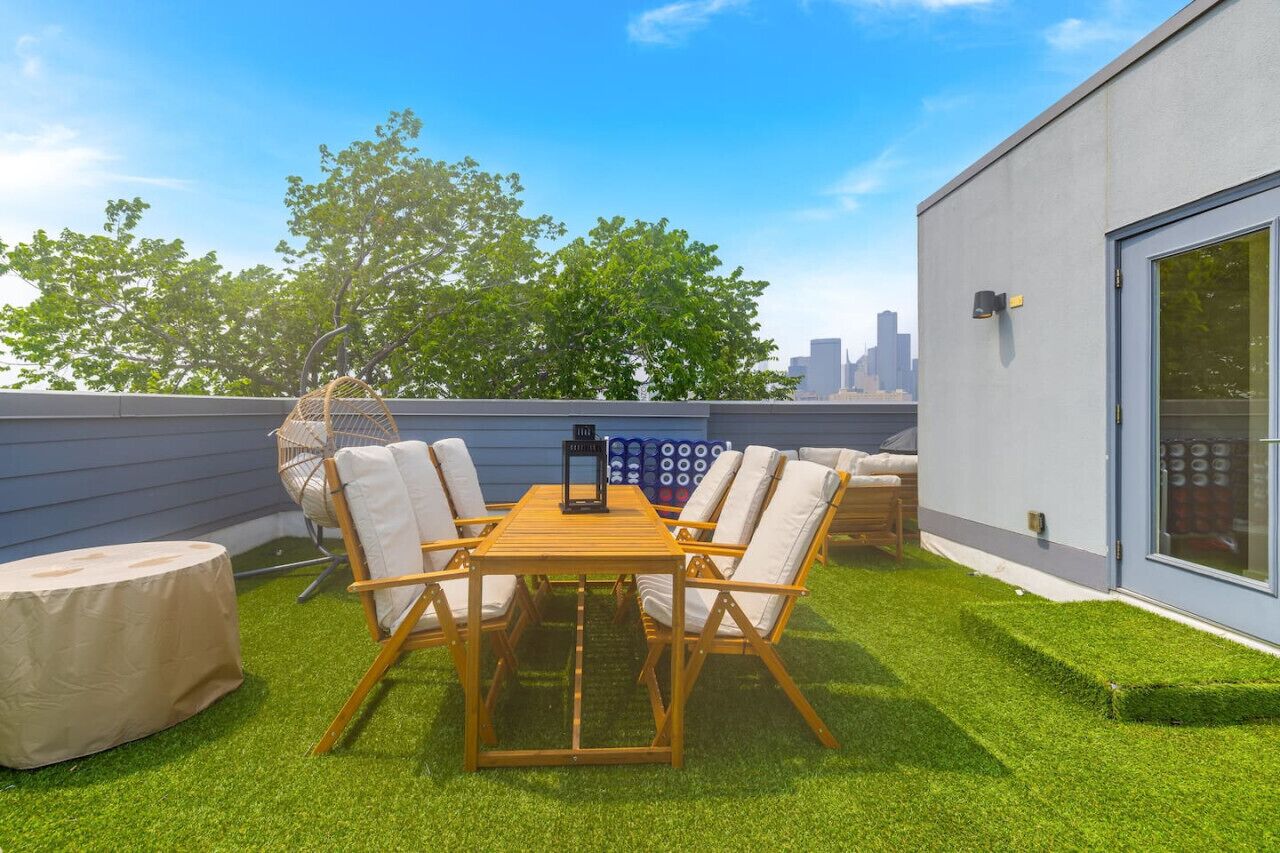 Townhouse w/Rooftop Getaway, Fire table & BBQ