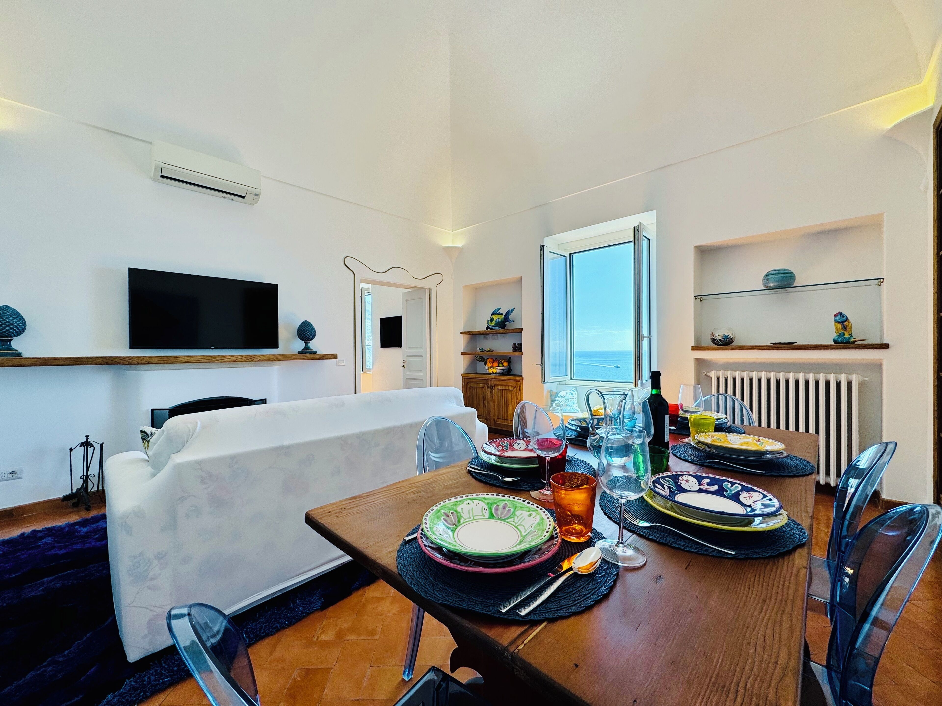 Deluxe Apartment, Sea View | Ruang tamu | 32 inci televisyen LED dengan digital 