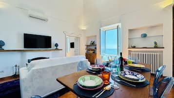 Deluxe Apartment, Sea View | Ruang tamu | 32 inci televisyen LED dengan digital