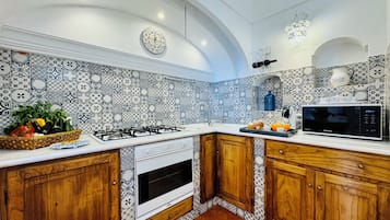 Deluxe Apartment, Sea View | Private kitchen | Fridge, microwave, oven, stovetop