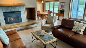 TV, peis, DVD-spiller og bøker