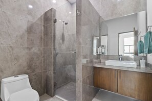 Dusche, umweltfreundliche Kosmetikartikel, Handtücher, Seife