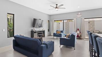 Chalet presidencial | Área de sala de estar | Televisión de pantalla plana de 50 pulgadas con canales por cable