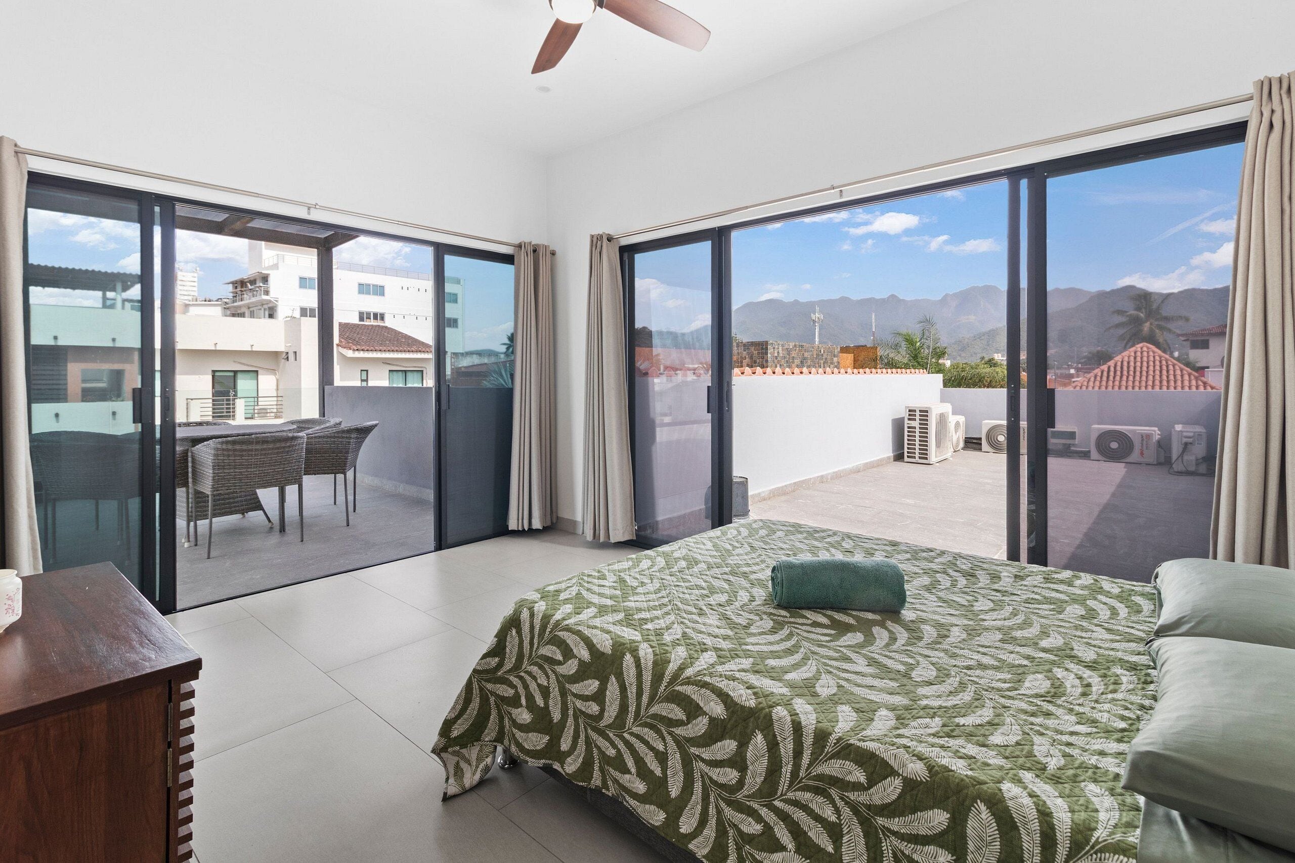 總統木屋 | 布置獨特、隔音、免費無線上網、床單