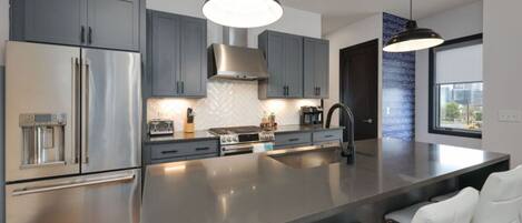 Geladeira, micro-ondas, fogão, cooktop
