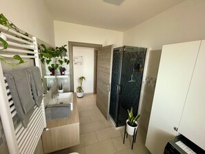 Shower, hair dryer, bidet, towels - Greenchill House - West Rome (Roma)