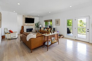 Een smart-tv en een tafeltennistafel