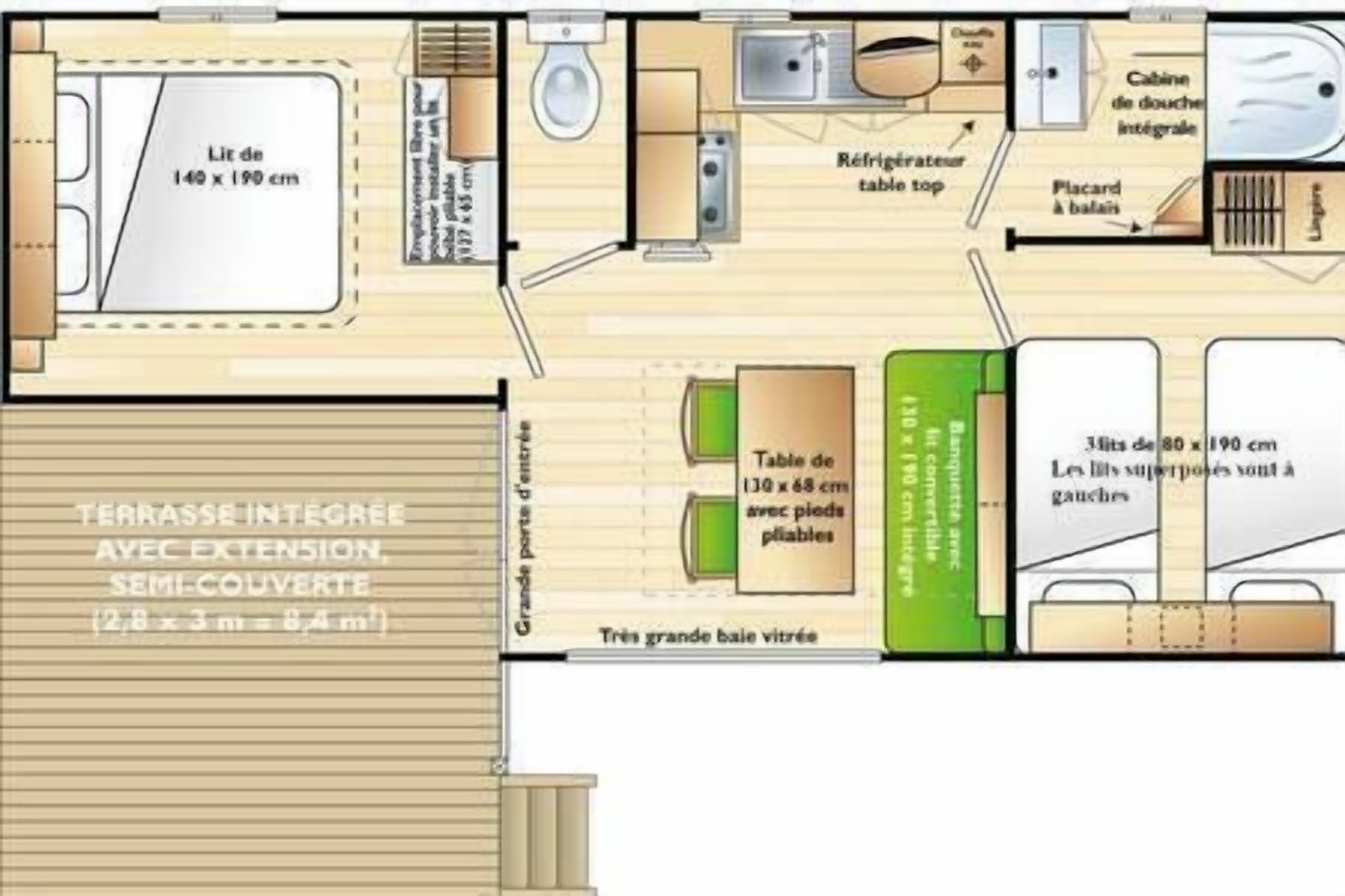 Indeling van een hotelkamer met een bed, een tafeltje, een koelkast, een toilet en een wastafel.