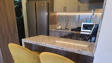 Microondas, horno, parrilla de estufa y cafetera y tetera