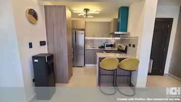 Microondas, horno, parrilla de estufa y cafetera y tetera