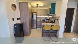 Microwave, oven, stovetop, coffee/tea maker - De Lujo Céntrico Próximo al Monumento (Santiago de los Caballeros)