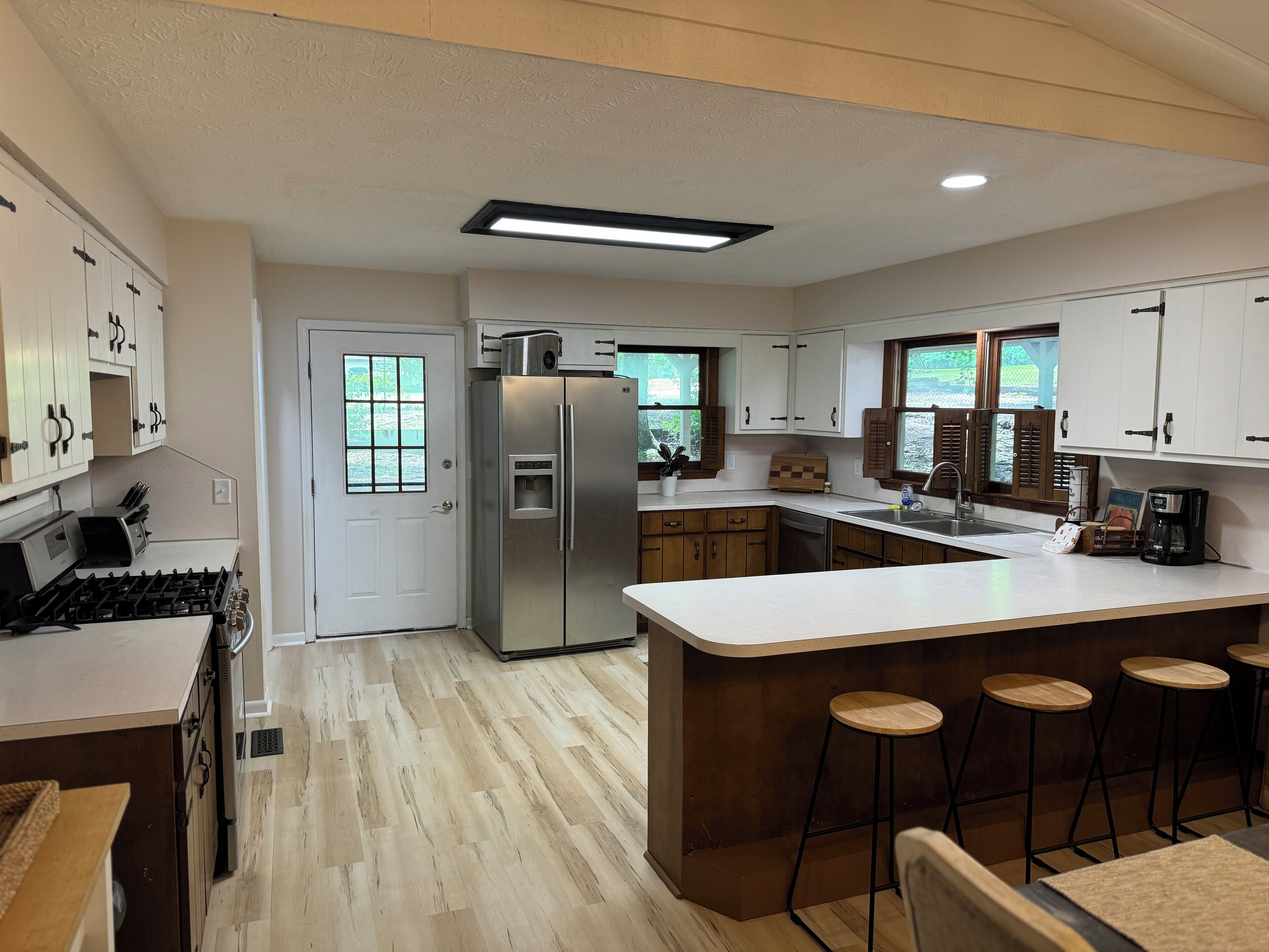 Een microgolfoven, een oven, een kookplaat, een vaatwasser