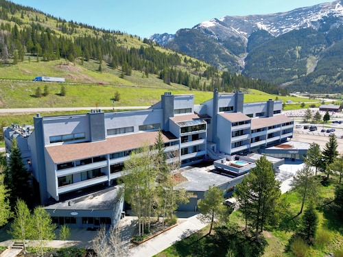 Pet Friendly, Spacious, Mountain Views SB102