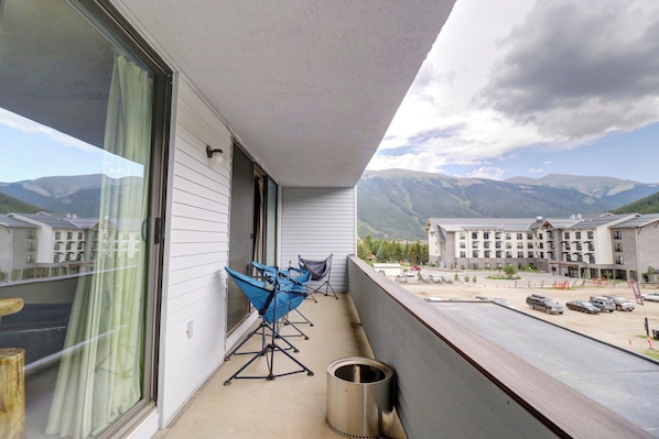 A balcony with a view of mountains, a parking lot, and a building with multiple floors. - Pet Friendly, Spacious, Mountain Views SB102 (Copper Mountain)