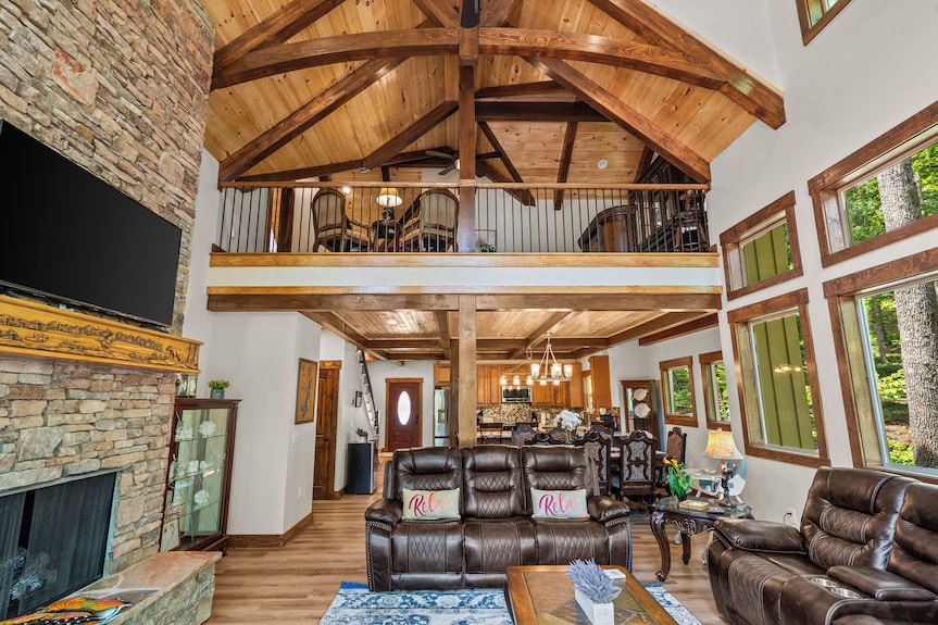 New Charming Family Friendly 3-bedroom Cabin On Serene Lake Keowee With Dock - Walhalla, SC