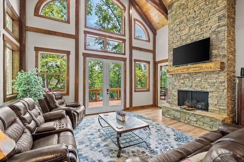 NEW Charming family friendly 3-bedroom cabin on serene Lake Keowee with Dock