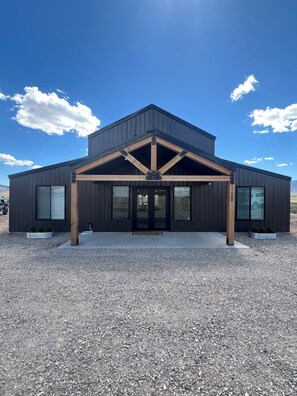 Exterior - NEW Spacious 5-bedroom home at YUBA LAKE  Family Reunion Fun! sleeps 20+  (Levan)