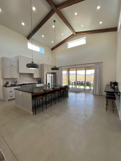 Yuba Lake Barndominium Pickleball, Hot tub, Golf