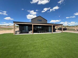 Outdoor dining - NEW Spacious 5-bedroom home at YUBA LAKE  Family Reunion Fun! sleeps 20+  (Levan)