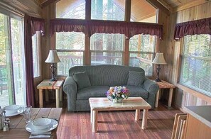 Living area - Redwoods Cabin (Crescent City)