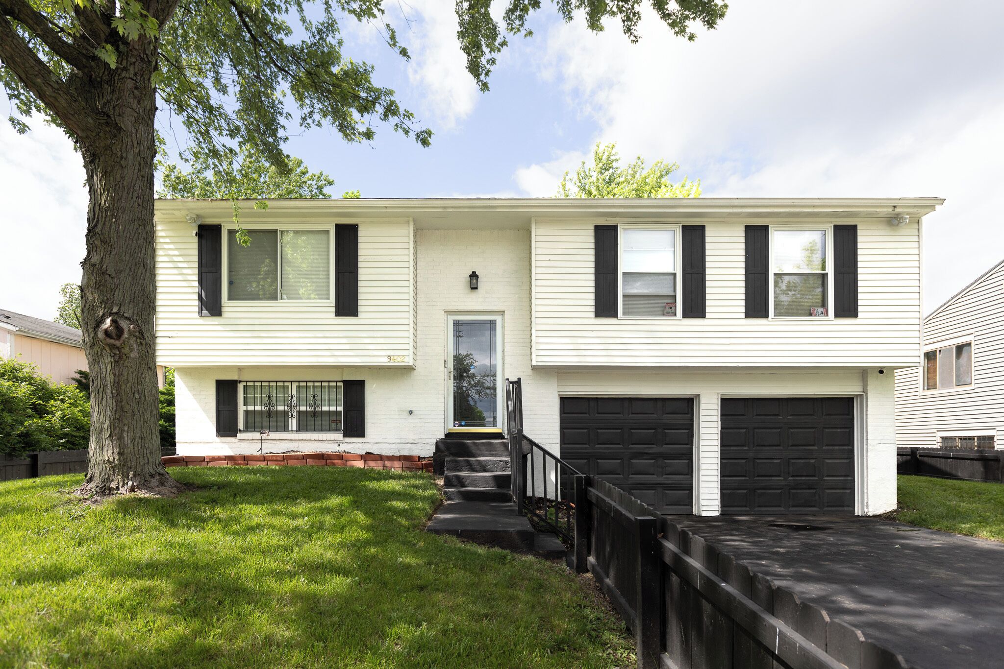 Spacious 4-bedroom house in amazing Indianapolis with WiFi, fitness room