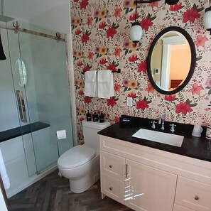 Habitación individual Deluxe | Baño | Artículos de higiene personal gratuitos, secador de pelo y toallas