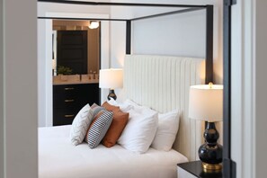 4 habitaciones, escritorio y tabla de planchar con plancha 