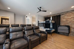 4 bedrooms, desk, iron/ironing board, travel crib - Nashville Luxe - Rooftop Lounge w/ Views & Games (Nashville)
