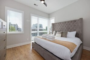 4 bedrooms, desk, iron/ironing board, travel crib - Nashville Luxe - Rooftop Lounge w/ Views & Games (Nashville)