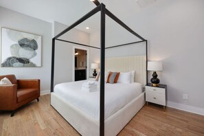 4 bedrooms, desk, iron/ironing board, travel cot - Nashville Luxe - Rooftop Lounge w/ Views & Games (Nashville)