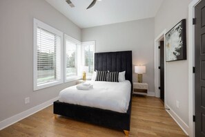 4 soverom, skrivebord, strykejern/-brett og reiseseng for barn