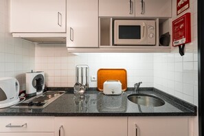Refrigerador, microondas, cafetera y tetera y tostadora