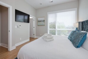 4 bedrooms, desk, iron/ironing board, travel cot