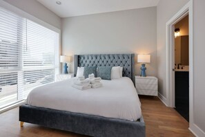 4 عدّة غرف نوم ومكتب ومكواة/لوح كي وسرير سفر