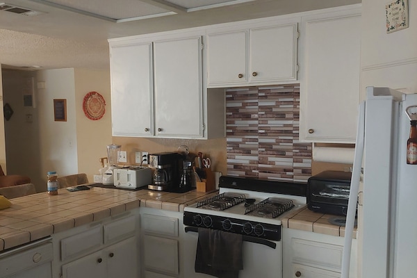 KĂŒhlschrank, Mikrowelle, Ofen, Herdplatte