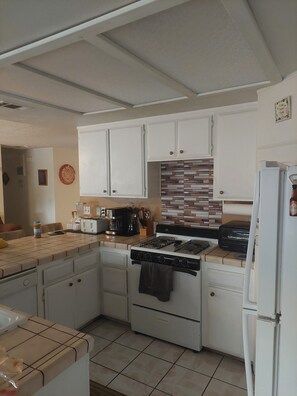 Fridge, microwave, oven, stovetop - Spacious 3 bedroom house with WiFi and AC in charming Hesperia (Hesperia)