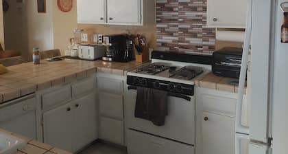 Spacious 3 bedroom house with WiFi and AC in charming Hesperia