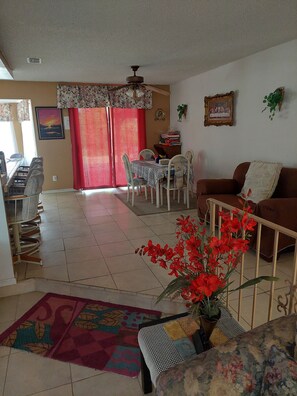 Smart TV, fireplace, books - Spacious 3 bedroom house with WiFi and AC in charming Hesperia (Hesperia)