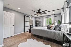 6 bedrooms, desk, iron/ironing board, free WiFi - The Light House at Capstan: Illuminate Your Stay in South Anchorage (Anchorage)