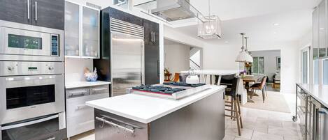 Refrigerador, microondas, horno y parrilla de estufa