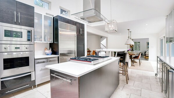 Coffee/tea maker, fridge, microwave, oven