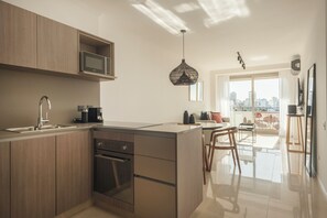 Réfrigérateur, four à micro-ondes, un four, surface de cuisson