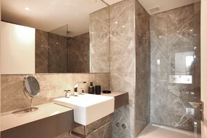 Dusche, Haartrockner, Bidet, Handtücher